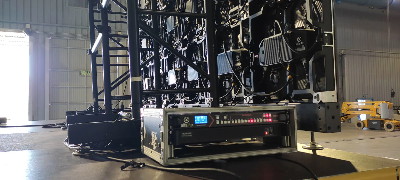 Infraestructura trasera de una pantalla LED durante el montaje