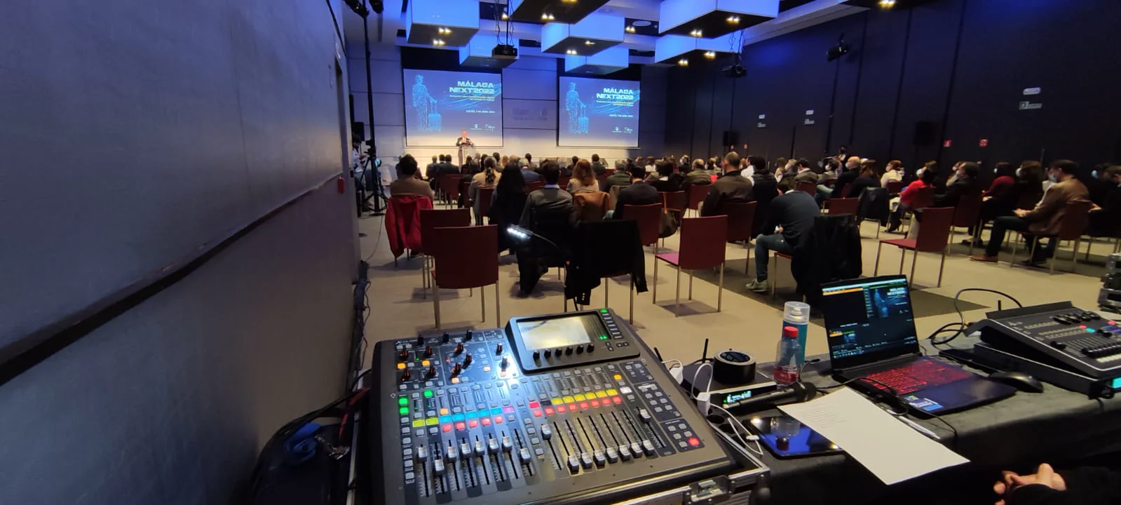 Mesa de realización y control técnico durante un congreso
