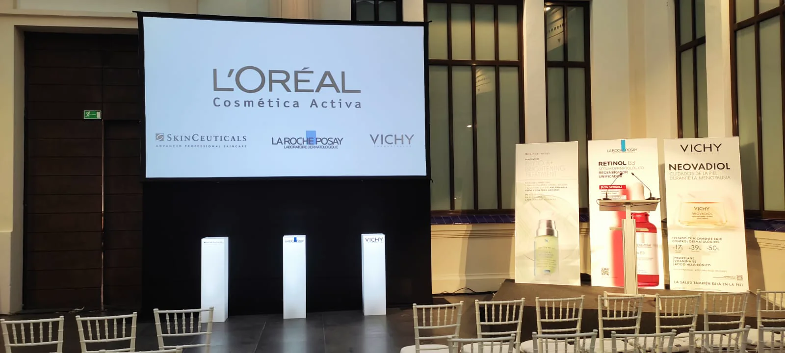 Branding corporativo de L'Oréal en la entrada de un evento