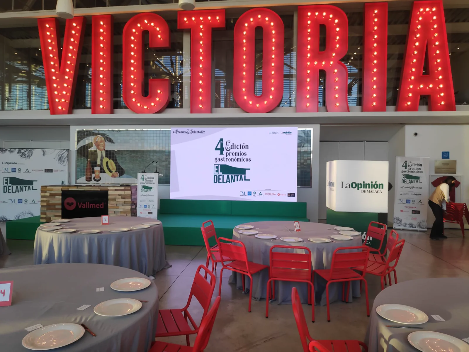 Montaje con branding Victoria visible en una activación de marca