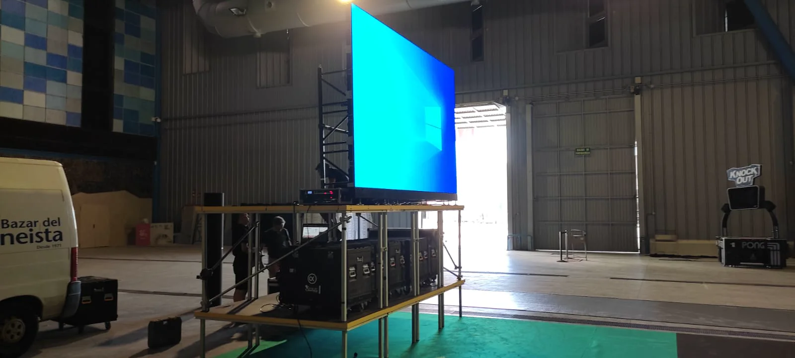 Pantalla LED de gran formato en un recinto de eventos