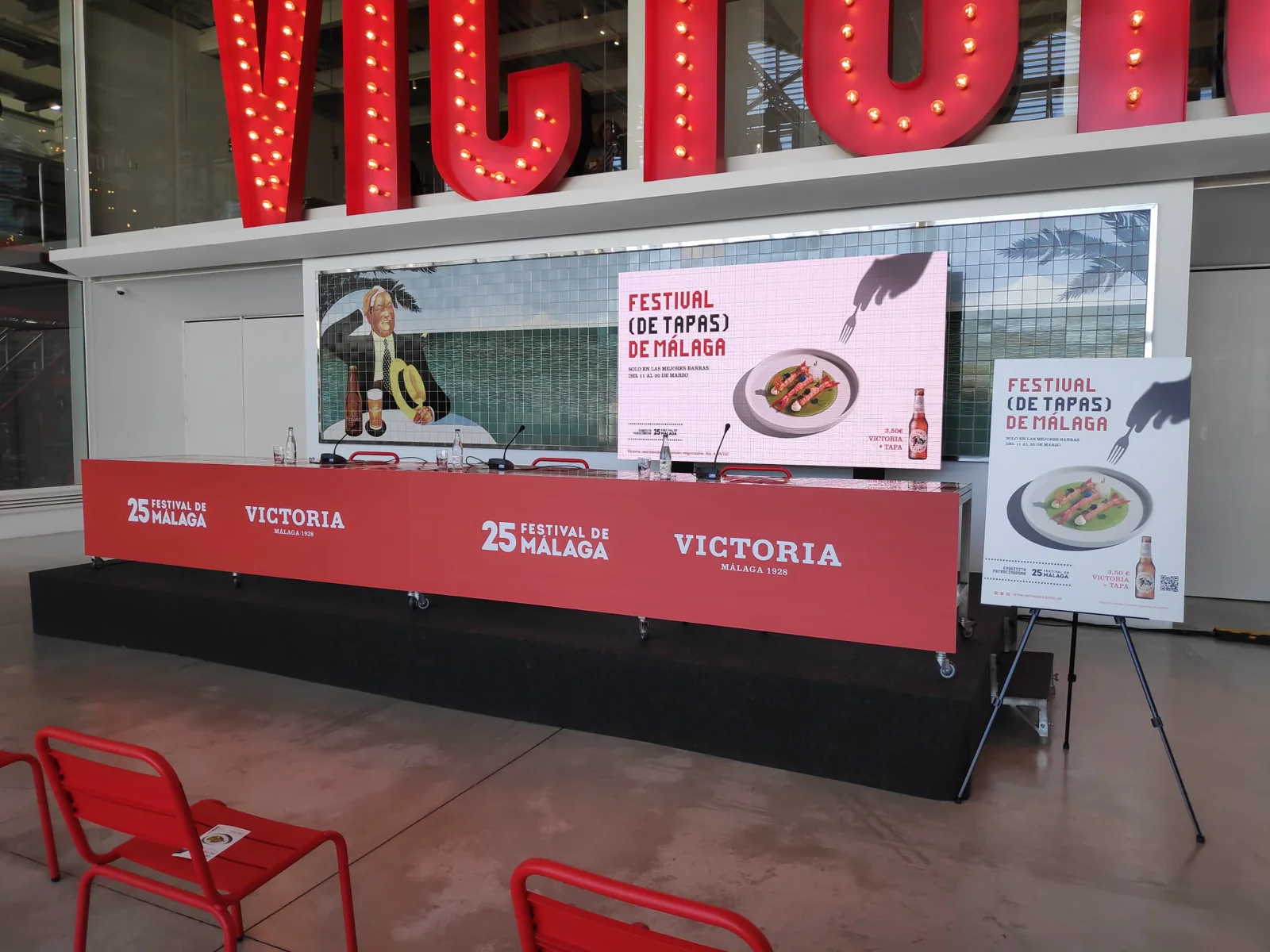 Zona de presentación con branding Victoria visible