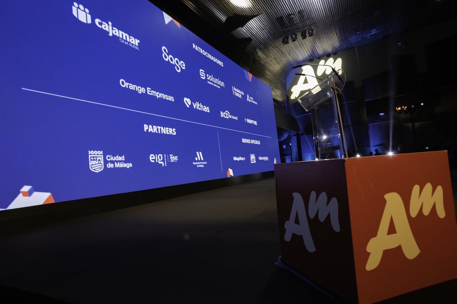 Pantalla LED de gran formato en un evento corporativo