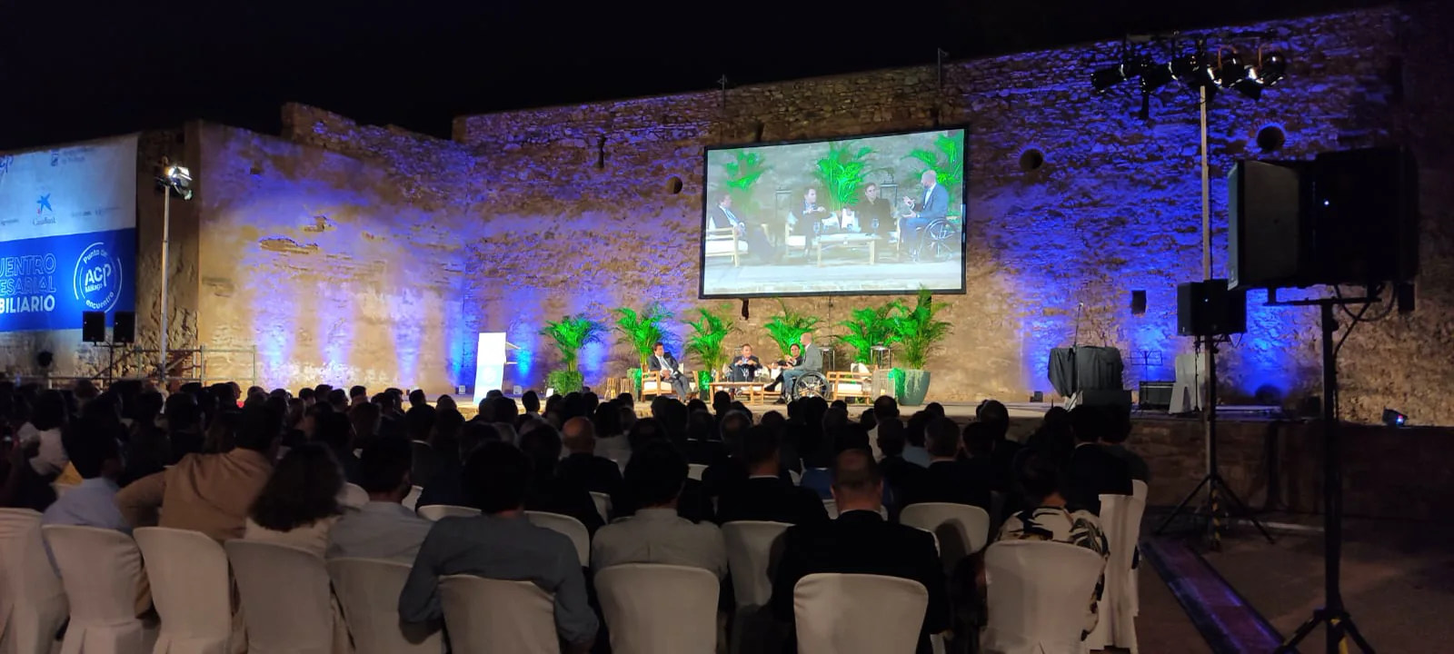 Sala con público y escenario durante una jornada profesional