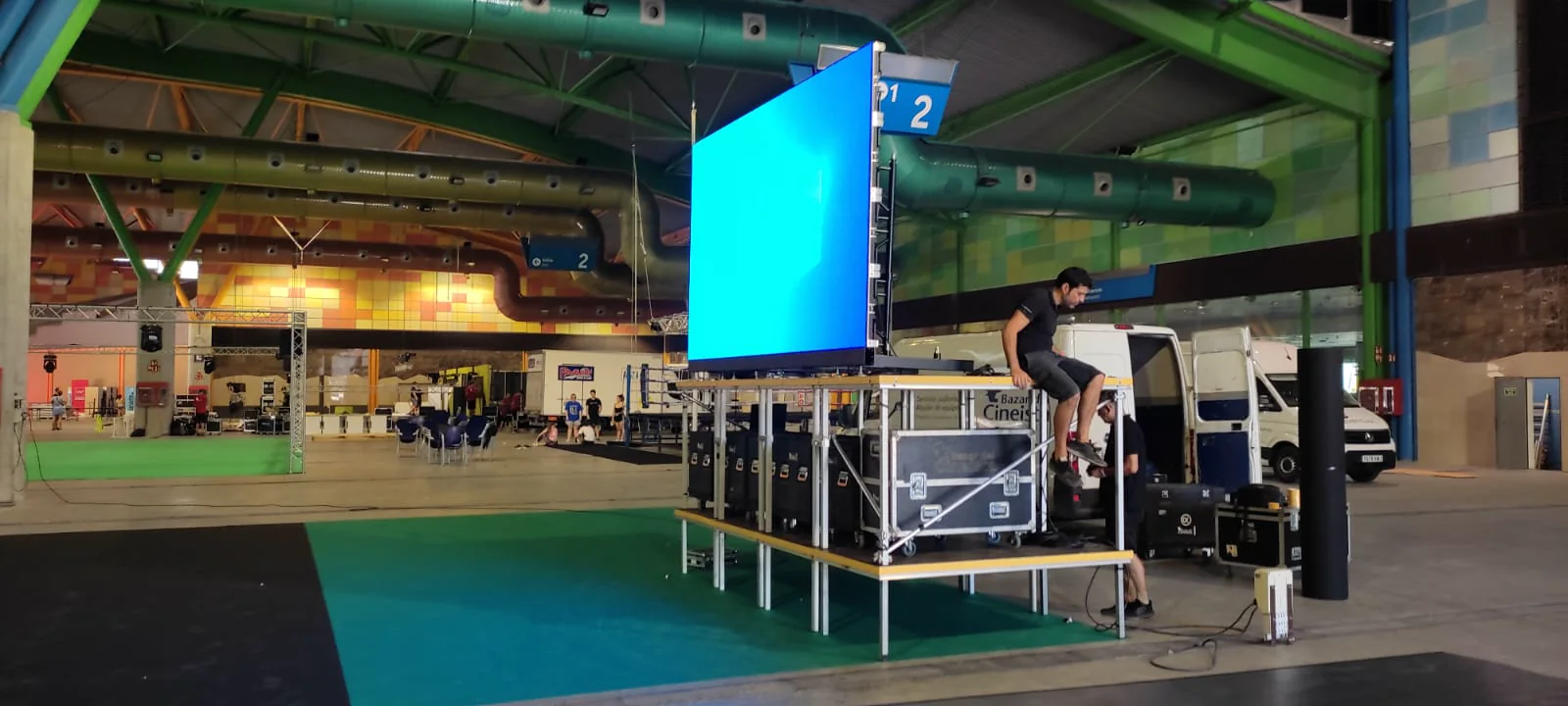 Pantalla LED instalada en un recinto de eventos