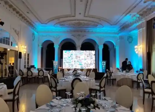 Iluminación escénica azul en una sala de eventos